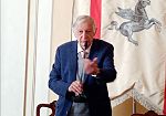 gonfalone-dargento-al-professor-cosimo-ceccuti