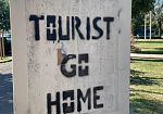 tourist-go-home-la-scritta-della-vergogna