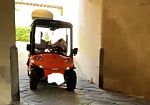 un-caddy-elettrico-nel-cimitero-di-san-miniato
