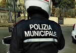 controsenso-e-senza-casco-su-uno-scooter-rubato