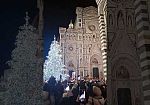 acceso-lalbero-di-natale-davanti-alla-cattedrale-di-firenze