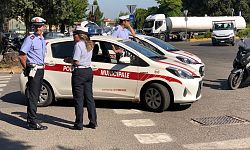 ​Armato di coltello minaccia un agente libero dal servizio