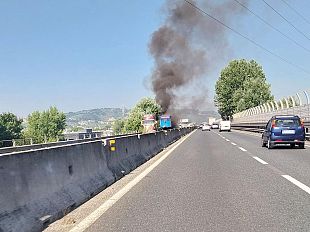 autocarro-in-fiamme-sulla-fipili
