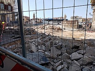 lavori-in-piazza-goldoni-serrata-di-40-negozi-in-borgognissanti