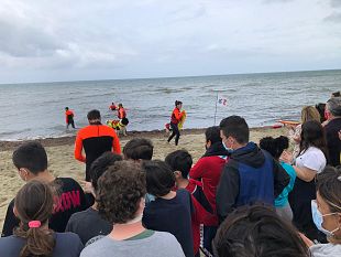 versilia-cani-eroi-salvano-due-bagnanti