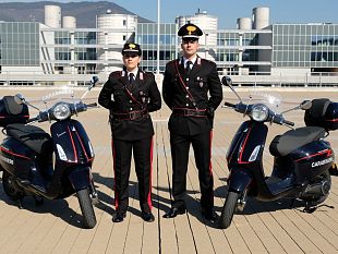 carabinieri-sulla-piaggio-vespa-elettrica-nuovi-mezzi-a-firenze
