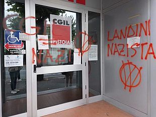 scritte-sui-muri-della-cgil-di-montecatini