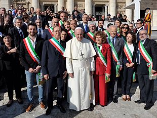 le-citta-dellolio-da-papa-francesco-donato-un-cristo-in-legno-dulivo
