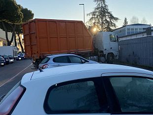 camion-vicino-alla-scuola-bambini-e-genitori-costretti-allo-slalom-tra-le-auto