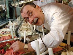 san-gimignano-dondoli-in-piazza-con-il-gelato-vintage-ed-e-bagarre