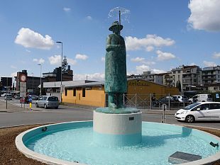 uomo-della-pioggia-di-jean-michel-folon-la-statua-sul-nuovo-piedistallo