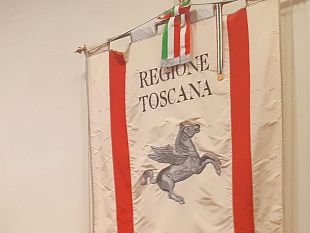 mai-piu-fascismi-il-gonfalone-della-toscana-a-roma