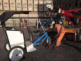 riscio-e-velocipedi-a-firenze-arriva-il-carro-attrezzi-rimozioni-al-duomo