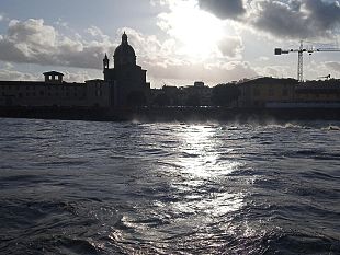 piena-dellarno-aperto-lo-scolmatore-a-pontedera