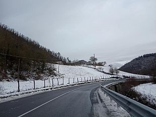 befana-con-la-neve-in-collina-occhio-toscana