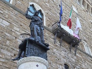 piazza-signoria-la-giuditta-restaurata-e-tornata-al-suo-posto