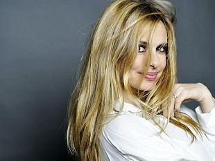 b204091837-debora-caprioglio-in-una-stanza-al-buio