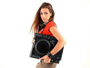 b110201458-beach-club-sabato-sera-stand-up-tra-cena-e-animazione-musicale