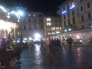 b212191529-flash-mob-a-firenze-illuminiamo-la-libreria-edison