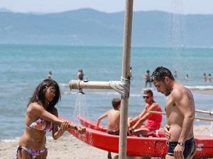 bagni-scatta-lobbligo-di-avere-almeno-due-docce-con-acqua-potabile