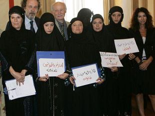 a807222035-iran-manifestazione-di-donne-e-raccolta-di-firme-in-via-cavour