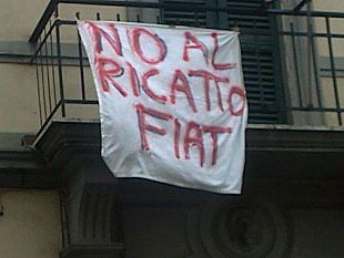 b101141355-pistoia-scritta-contro-marchionne-sulla-sede-cisl