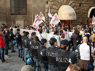b010092244-i-no-tav-sfilano-per-firenze-renzi-rossi-rossi-di-vergogna