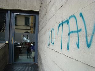 b204142003-pd-danneggiata-la-sede-del-partito-a-pisa