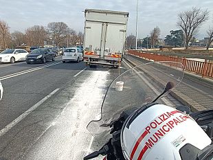 camion-in-panne-traffico-in-tilt-sul-ponte-alla-vittoria