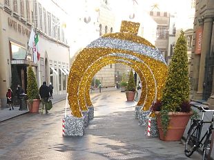 sensi-unici-pedonali-nelle-strade-dello-shopping-e85