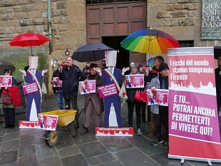 firenze-una-carriola-di-carbone-per-il-sindaco-nardella-e-la-giunta