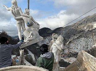 carrara-statue-in-marmo-rotolano-giu-dalle-cave-per-diventare-opere-darte