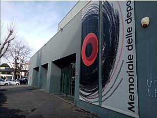 auto-sfonda-la-porta-del-memoriale-delle-deportazioni