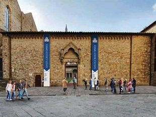 cenacolo-di-santa-croce-marciapiede-piu-ampio-davanti-allingresso