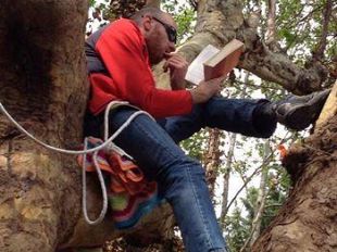 sgombero-ex-caserma-occupanti-salgono-sugli-alberi