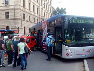 firenze-trasporti-bloccati-dalle-auto-in-sosta-vietata