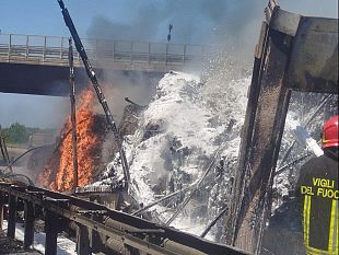 superstrada-fipili-auto-in-fiamme-tratto-chiuso