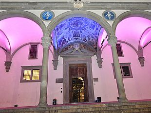 istiuto-degli-innocenti-un-gioco-di-luci-colorate-illumina-il-loggiato