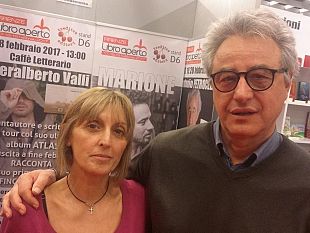 petrocelli-con-garofani-a-firenze-libro-aperto