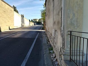 trespiano-ogni-giorno-si-rischia-la-vita-una-prece-per-il-marciapiede