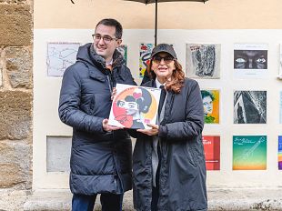 no-alla-violenza-alle-donne-una-panchina-rossa-in-piazza-indipendenza