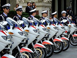 vigili-in-moto-sorprendono-e-multano-guidatori-al-cellulare