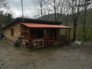 baita-abusiva-nel-mugello-con-lavastoviglie-boiler-e-televisore-via-satellite