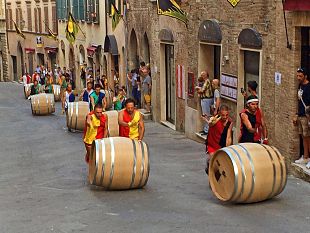 bravio-delle-botti-2014-vince-la-contrada-di-voltaia
