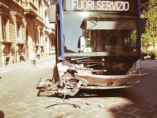 botta-in-piazza-dazeglio-auto-contro-bus-le-foto