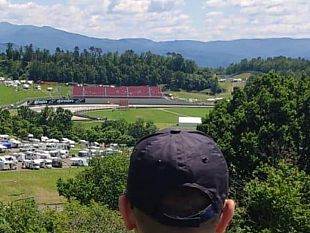 mugello-in-20-scavalcano-la-recinzione-per-vedere-il-gp-multe-salate