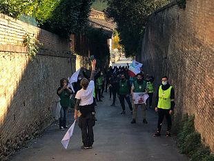 marcia-dei-ristoratori-grande-applauso-allarrivo-dei-manifestanti-a-siena