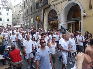 calcio-storico-fiorentino-il-centro-si-ferma-per-guardare-i-calcianti
