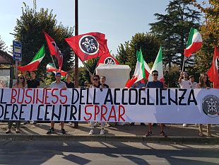 campi-bisenzio-stamani-gli-slogan-di-casapound-davanti-allo-spar-per-gli-immigrati