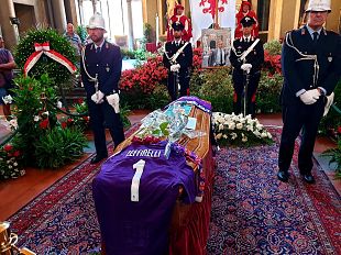 bandiere-a-mezzasta-e-negozi-chiusi-per-dieci-minuti